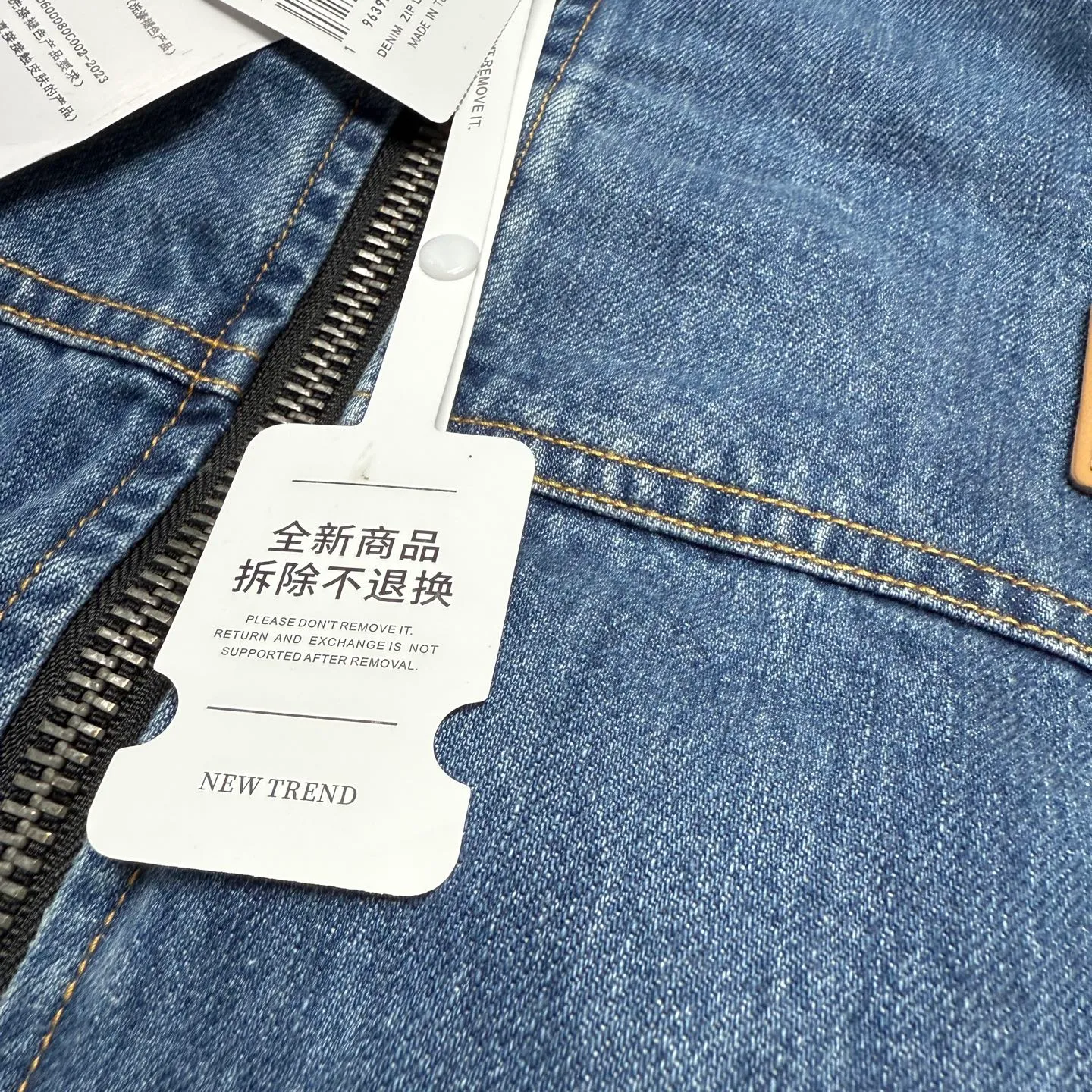 Available for new shipment in early spring! COH men's American Retro workwear Detroit washed distressed denim lapel cotton splicing zipper jacket, very Retro Blue denim, denim will never go out of style. The upper body of various experts shows how handsome he is. This style is very casual yet a bit gentlemanly. It is not so ostentatious, but the upper body makes the whole person look tall and elegant. That is, you only need to wear this coat. You don’t have to think about the overall matching, it’s casual and fashionable to wear casually. This can be worn by both men and women, and the fit is very correct. Shipped by a trading company and produced on a large assembly line, the quality is absolutely superb. The overall wiring is smooth and neat, and the inner lining is made of pure cotton, which is breathable and comfortable and has excellent skin fit. It's definitely the quality that goes in and out of the mall. The whole set of hardware is made by Koujia with logo letters. The texture of ancient silver matches the whole dress very well. The Genuine Leather leather label on the front chest is beautifully embellished. Really high quality. The shopkeeper’s own money. 🤗🤗🤗 Color: Washed Retro denim blue Size: M-XXL (equivalent to M-XXL) Fabric: Denim (Composition: Cotton) M size: Length 68CM Bust 118CM Shoulder width 53CM Sleeve length 62CM (Reference height 165-170CM Weight 110-130 catties) L size: Length: 70CM Bust 122CM Shoulder width 54CM, sleeve length 63CM (reference height 170-175CM, weight 130-150 catties) XL code: length: 72cm, bust: 126cm shoulder width: 55cm, sleeve length: 64cm (reference height 175-180CM, weight 145-165 catties) XXL code: length: 74cm, bust: 130cm, shoulder width: 56cm Sleeve length: 65cm (reference height 180-185CM, weight 165-185 catties)